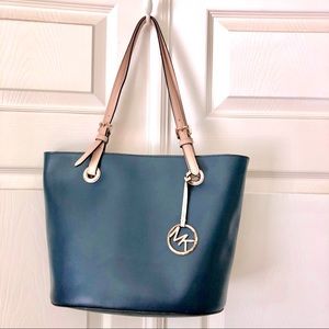 MICHAEL KORS HANDBAG~ NEW~ Navy Blue w/ Tan Handles~ Gold Hardware~ Snap Closure